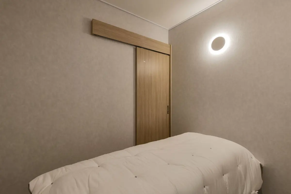 은은한 조명이 돋보이는 미니멀 시술실 인테리어